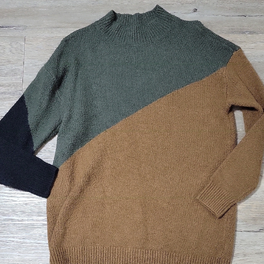 RDI Diagonal Colorblock Mock Neck Sweater in Olive, Camel & Black